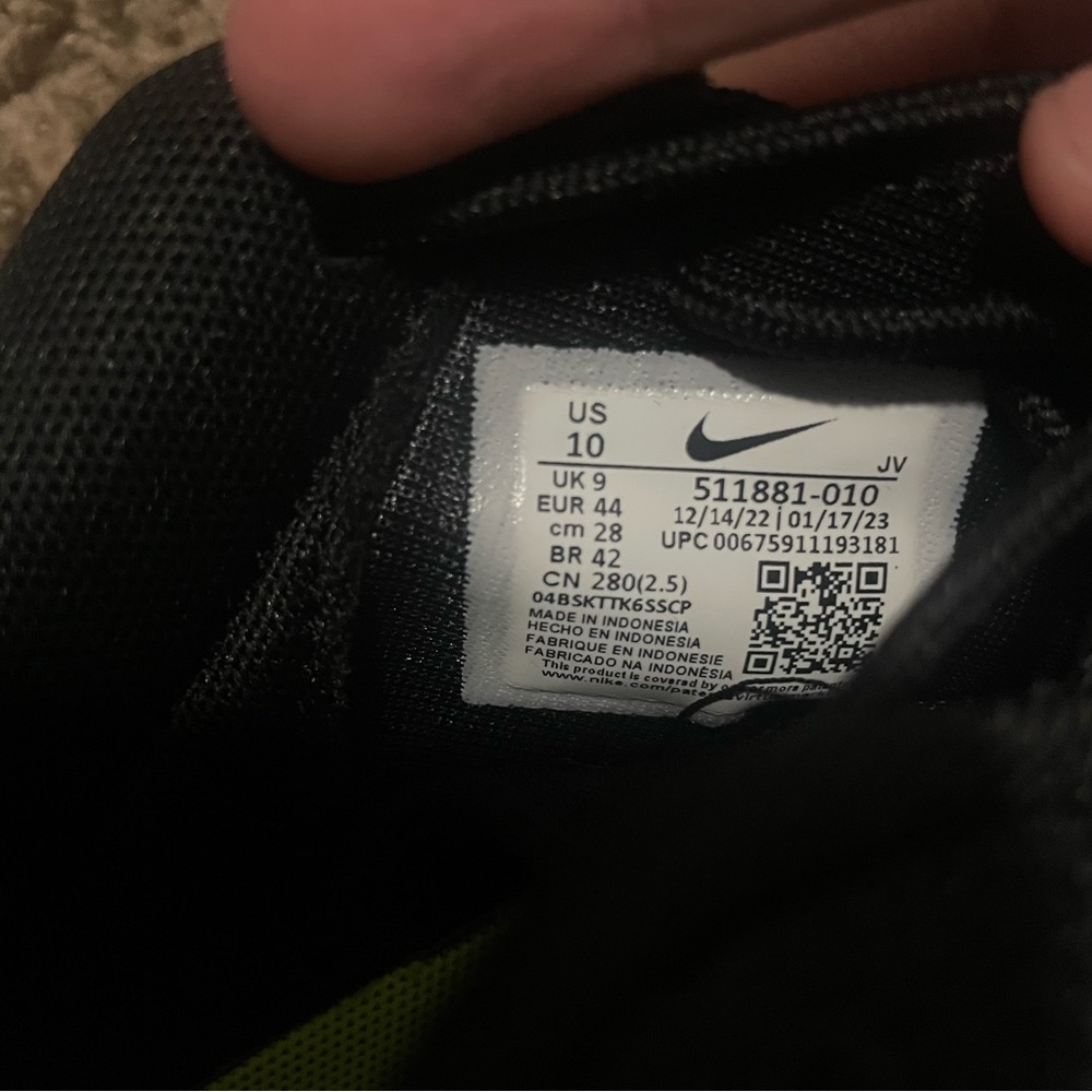 Nike Black and White Sneakers - Picture 6 of 6